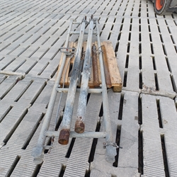 1 st. begagnad höj-/sänkbar grind längd: 3,10 m. med 2½" stolpar för nedgjutning